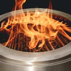 herQs rauchfreie Feuerstelle mit hellen Flammen innerhalb eines gebürsteten, silbernen Metallrands