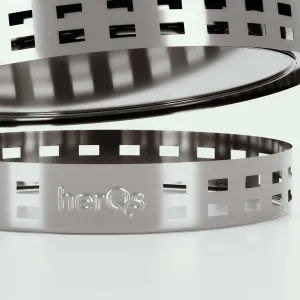 herQs rauchfreie Feuerstelle mit rundem Design aus Edelstahl, perforierten Bändern und geprägtem Logo