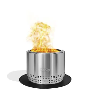herQs ildsted i rustfritt stål med flammer på en svart base, vist på siden for Grounder Chief varmeunderlag