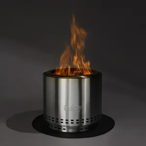 herQs Blaze rökfri eldstad i rostfritt stål med synlig låga och svart bas för utomhusträffar