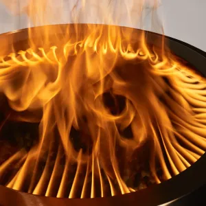 herQs Blaze rökfri firepit i närbild med klara lågor och metallring för invändig förbränning