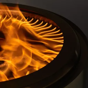 herQs Smokeless FirePit Chief rökfri eldstad med svart kant, synliga lågor och ventileringshål på insidan