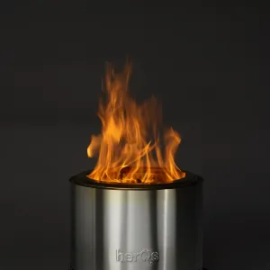 herQs rökfria firepit med hölje i borstat rostfritt stål, svart ovankant och synliga lågor