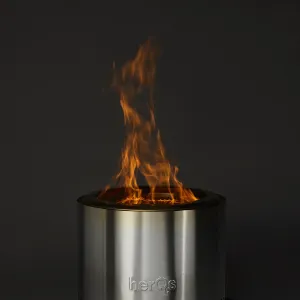 herQs Edelstahl-Rauchlos-Firepit mit sichtbaren Flammen, schwarzem Rand und eingeprägtem Logo