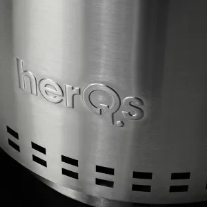herQs rauchfreier firepit mit gebürstetem Edelstahlgehäuse, geprägtem Logo und Lüftungsschlitzen