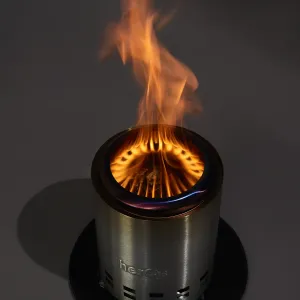 herQs Mighty rökfri firepit med aktiv låga, borstat silverfärgat metallhölje och mörk bas