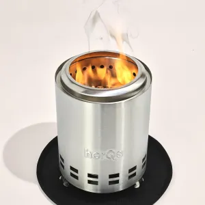 herQs Mighty kompakt rökfri eldstad med lågor och ventilerad metallkropp i silver på en svart matta
