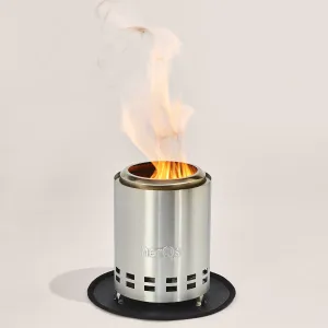 herQs Mighty rökfri firepit med lågor, kropp i borstad metall, ventilationsöppningar och upphöjda fötter