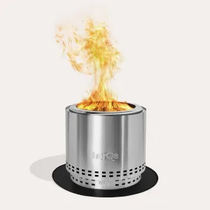 herQs firepit sur un tapis thermique noir, montrant la protection du patio et du platelage pour une utilisation extérieure du feu
