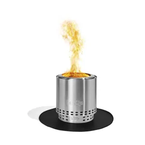 herQs firepit sur un tapis thermique Grounder noir, montrant la protection de la terrasse et du platelage contre les feux en extérieur
