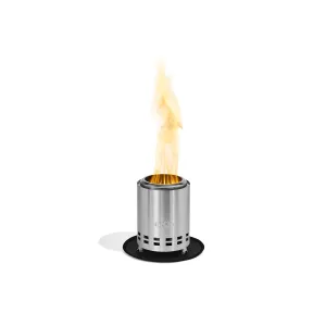 herQs Grounder Mighty Heizmatte gezeigt mit zylindrischem firepit-Zubehör und sichtbarer Flamme