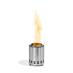 herQs Mighty rökfria eldstad i borstad silverfärgad metall med synlig låga på vit bakgrund