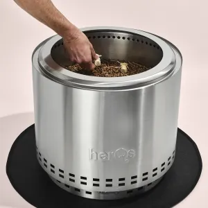 herQs Edelstahl-Firepit mit Holzwolle-Anzündern und Holzpellets, im Einsatz gezeigt