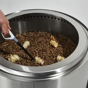 herQs Holzwolle-Anzündpellets in einem Edelstahl-firepit mit kleiner Flamme