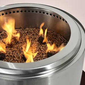 herQs Holzwolle-Anzünder, brennend in einem Metallbehälter, für sauberes Anzünden in Feuerschalen
