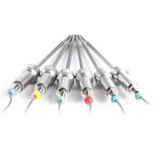 sondes de thermomètre de barbecue herQs en acier inoxydable avec câbles tressés, présentées dans une composition studio en six pièces