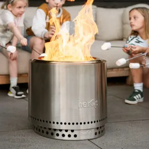 herQs Blaze rökfri firepit i rostfritt stål med låga, visad med barn som rostar marshmallows inomhus