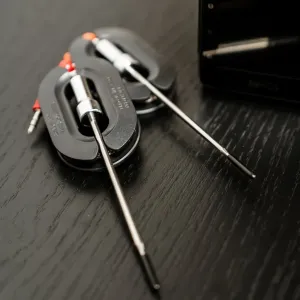 kabellose herQs-Thermometerfühler mit Metallstielen und schwarzen Spitzen, neben der Produktverpackung abgebildet