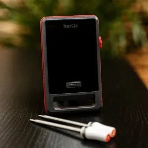 herQs Pin PRO kabelloses Fleischthermometer mit zwei Sonden und App-Steuerung, auf einer dunklen Holzoberfläche abgebildet