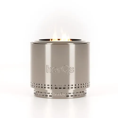 herQs Blaze rökfri eldstad i rostfritt stål, cylindrisk med upphöjd bas, ventiler och synliga lågor från öppningen ovantill.