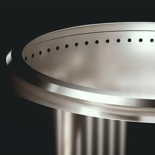 herQs FirePit Chief eldstad i rostfritt stål, närbild av övre kant med rundad läpp och små perforeringshål mot bakgrund.