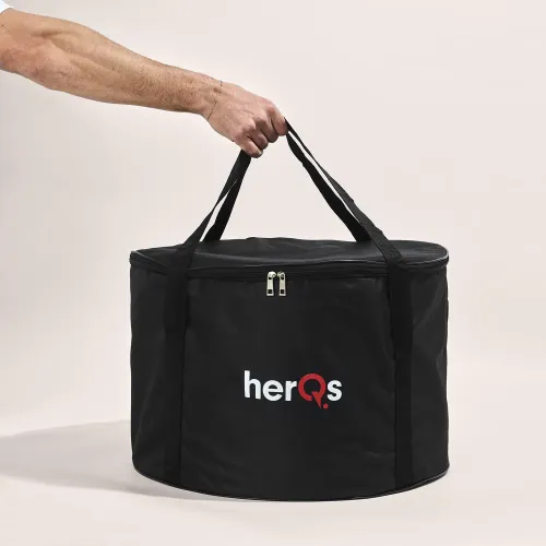 herQs svart bärväska med logotyp, dragkedja upptill och handtag för förvaring eller transport av Blaze firepit