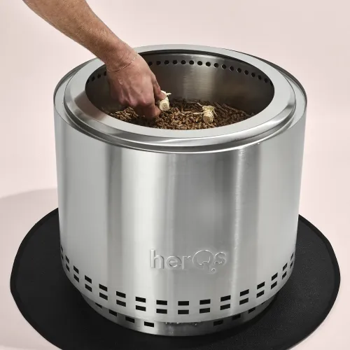 herQs Edelstahl-Firepit mit Holzwolle-Anzündern und Holzpellets, im Einsatz gezeigt